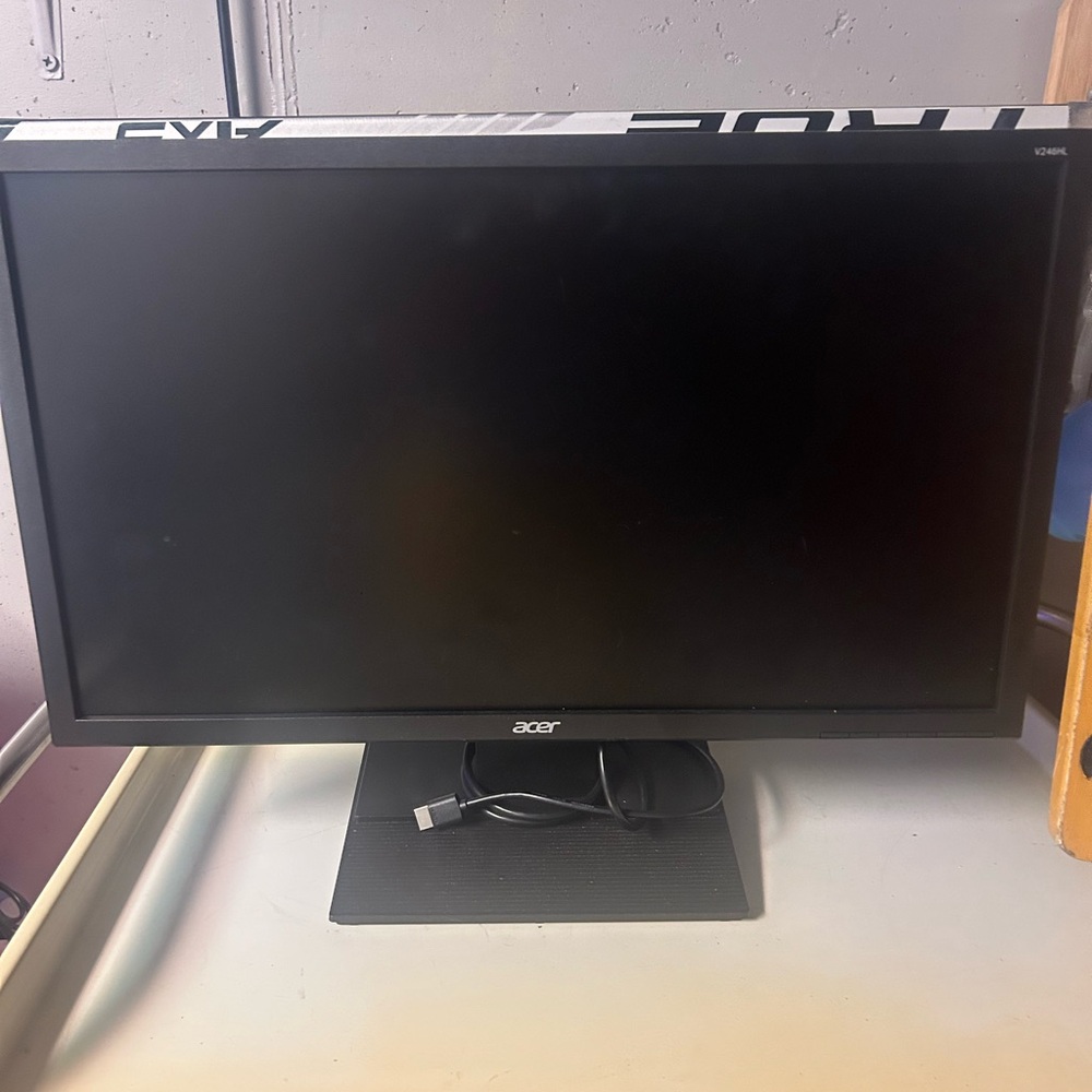 Acer 24" LCD Monitor - Full HD 1920 x 1080 - 5m/s VGA DVI display port V246HL
